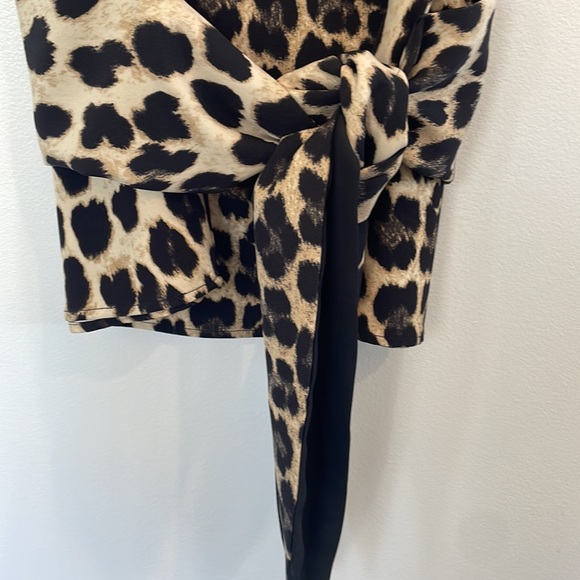 NWOT Zara animal print leopard crew neck sleeveless top. Ties at waist size XS - Picture 4 of 8